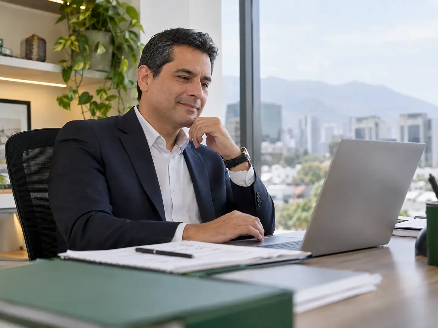 Gerente de una financiera revisando los reportes consolidados de Bimo en su laptop